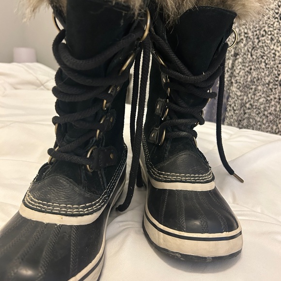 Sorel Women's Black Winter Boots with Fur Trim - Picture 2 of 10